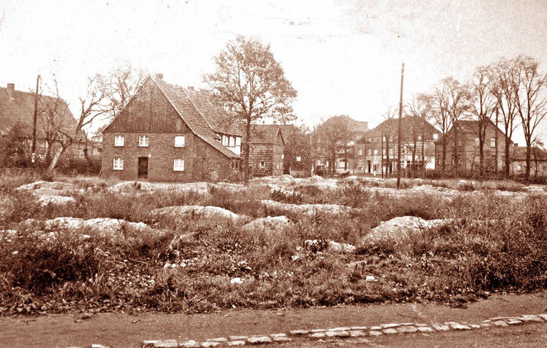 Zum Abbruch vorgesehene Fachwerkhäuser (links) am künftigen Herringer Marktplatz, 1928