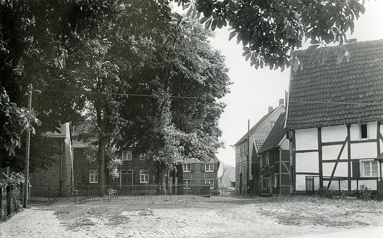 Die Westseite des Pelkumer Kirchplatzes um 1960