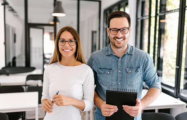 Ein Mann und eine Frau in einem Büro