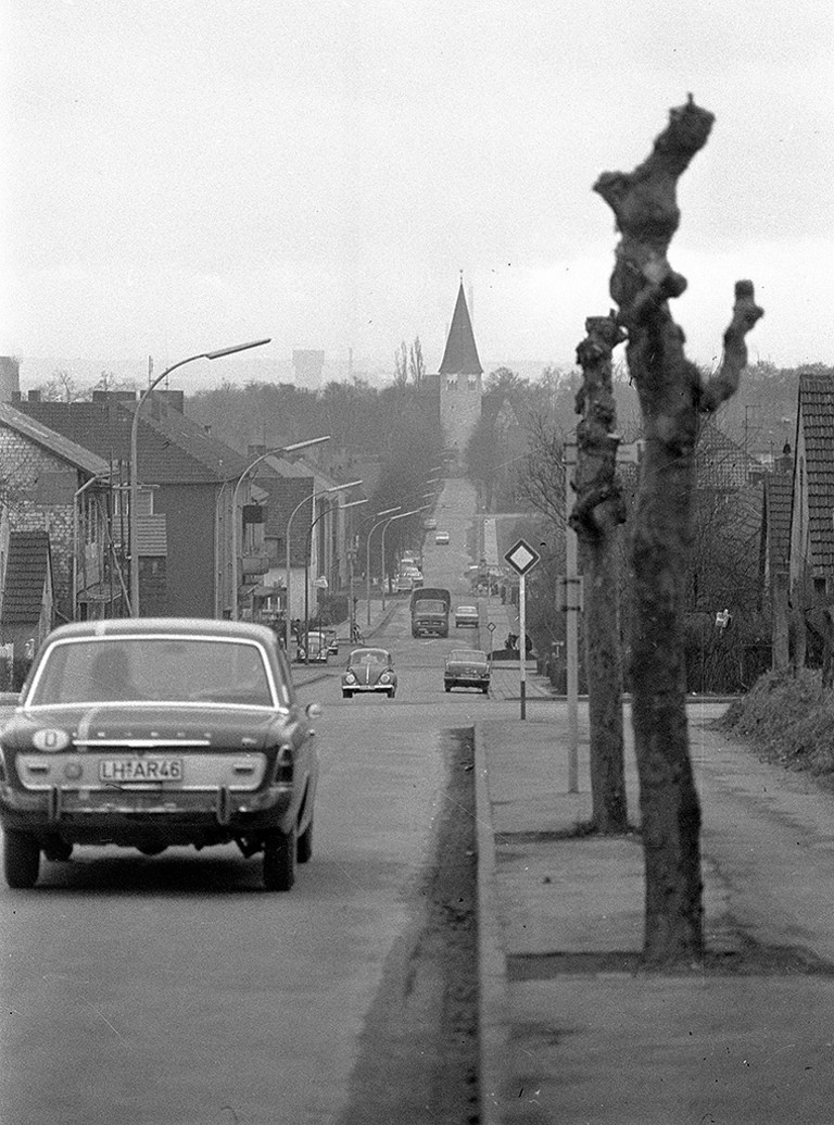 Blick von der Friedrich-Ebert-Straße in Richtung Kreuzkirche, um 1965.  