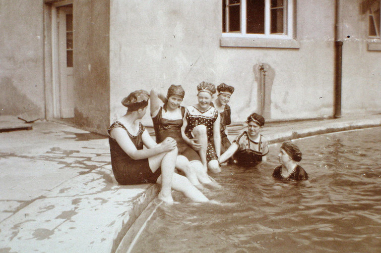 Mehrere Frauen im alten Stadtbad in den 1920er Jahren