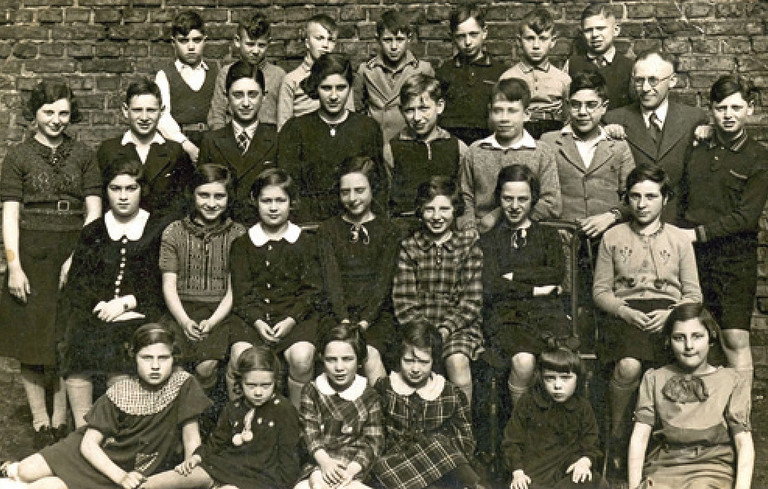 Schülerinnen und Schüler der jüdischen Schule in Hamm mit ihrem Lehrer, 1937