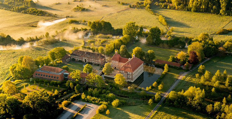 Blick auf die Schlossanlage von Schloss Oberwerries mit Garten 2020