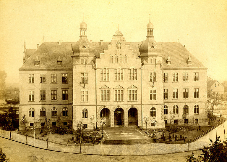 Außenansicht des Oberlandesgerichts und Amtsgerichts Hamm am Friedrichplatz, um 1894