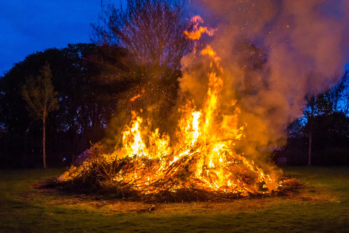 Ein Osterfeuer in den Abendstunden