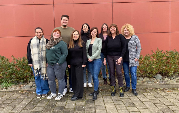 Das Team der Okei-Kurse vor einer Häuserwand