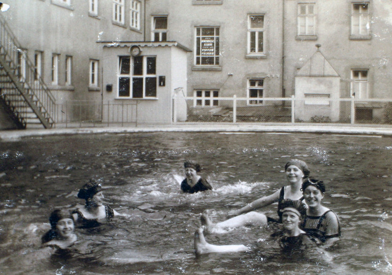 Mehrere Frauen schwimmen im alten Stadtbad in den 1920er Jahren