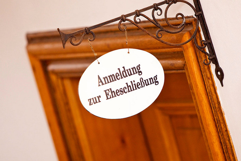 Schild Anmeldung zur Eheschließung im Haus Vorschulze