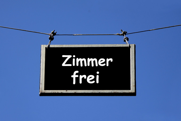 Foto zeigt Schild mit der Aufschrift Zimmer frei