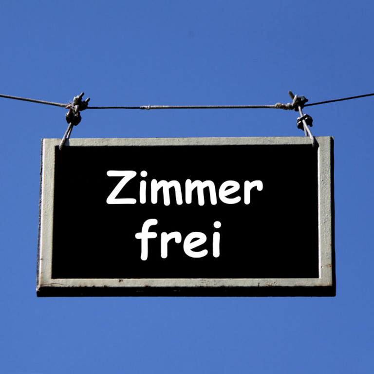 Foto zeigt Schild mit der Aufschrift Zimmer frei