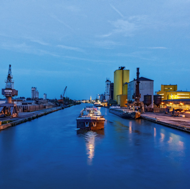 Schiff im Hafen bei Abenddämmerung