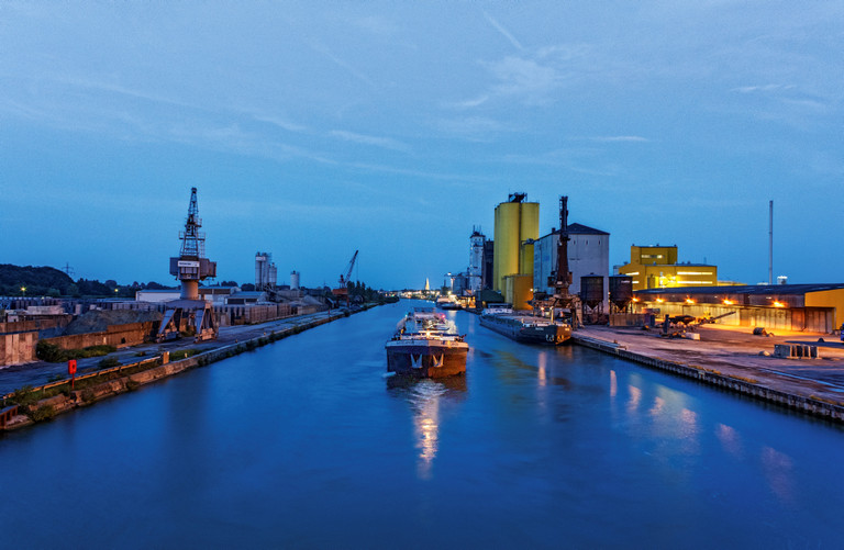 Schiff im Hafen bei Abenddämmerung