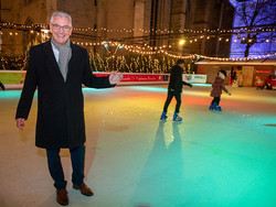 Klaus Ernst, IMPULS. Die Hammer Wirtschaftsagentur GmbH, bei der Eröffnung des Weihnachtsmarktes auf der Kunststoff-Eisfläche