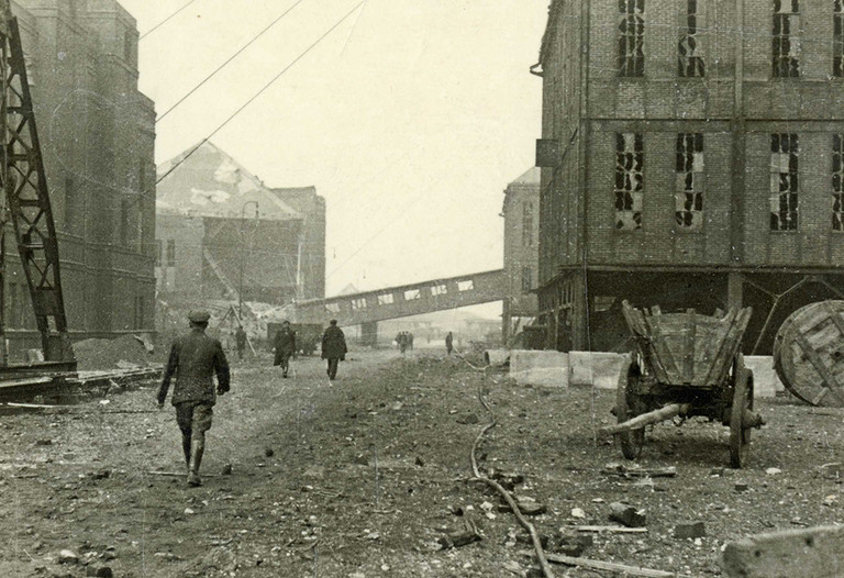 Das Gelände der Zeche Sachsen nach dem Bombenangriff vom 27. März 1945 