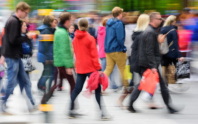 Fußgänger überqueren eine Straße