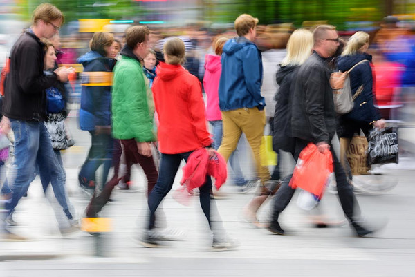 Fußgänger überqueren eine Straße