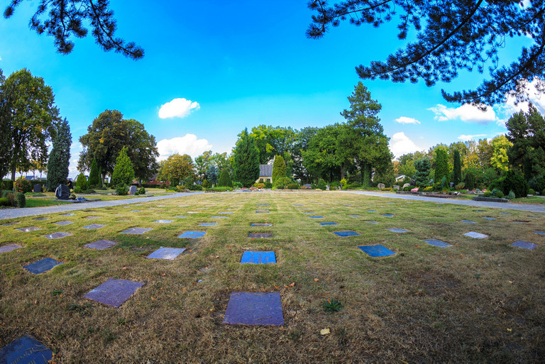 Urnengräber mit Gedenktafel im Rasen auf dem Kommunalfriedhof Pelkum