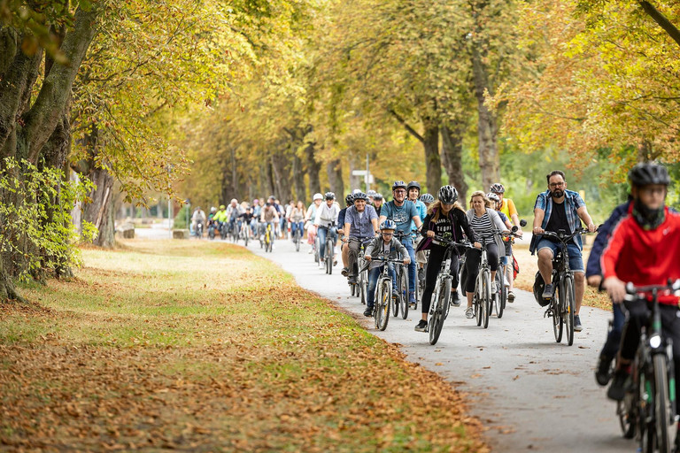 Eine große Gruppe von Radfahrern auf der Fahrradpromenade