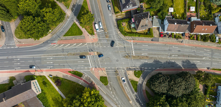 Die Kreuzung Ludwig-Erhard-Straße/Ahornallee aus der Luft