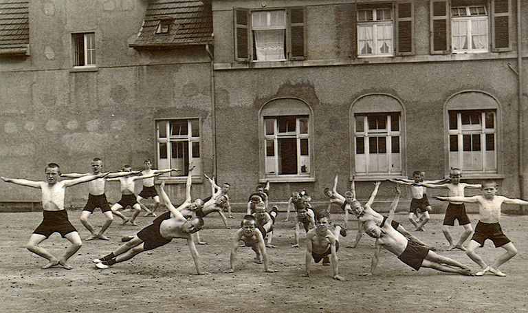 Tägliche Turnübungen aufgenommen vom ersten evangelischen Lehrer Ernst Schaberg, 1920er-Jahre