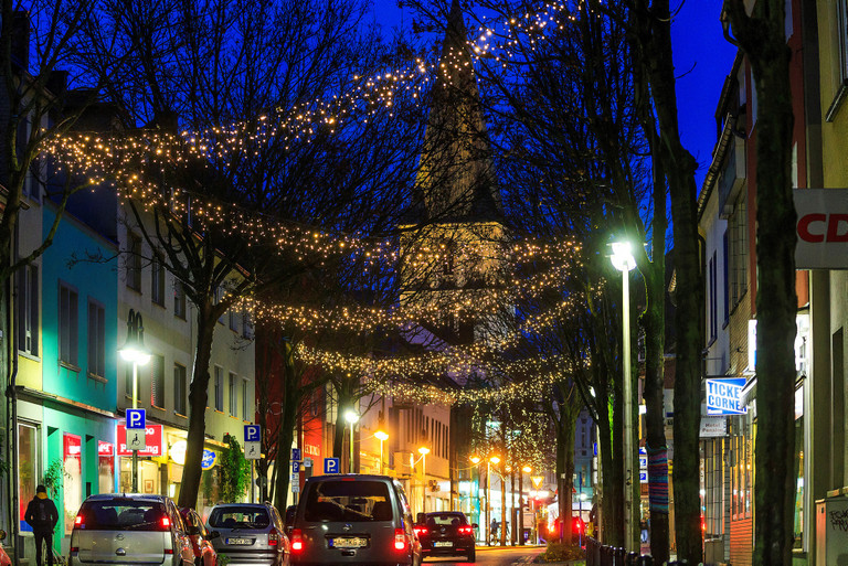 Oststraße mit Weihnachtsbeleuchtung