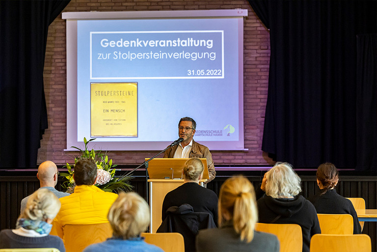 In der Aula der Friedensschule fand eine Gedenkfeier statt.