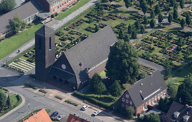 Johanneskirche mit evangelischem Friedhof