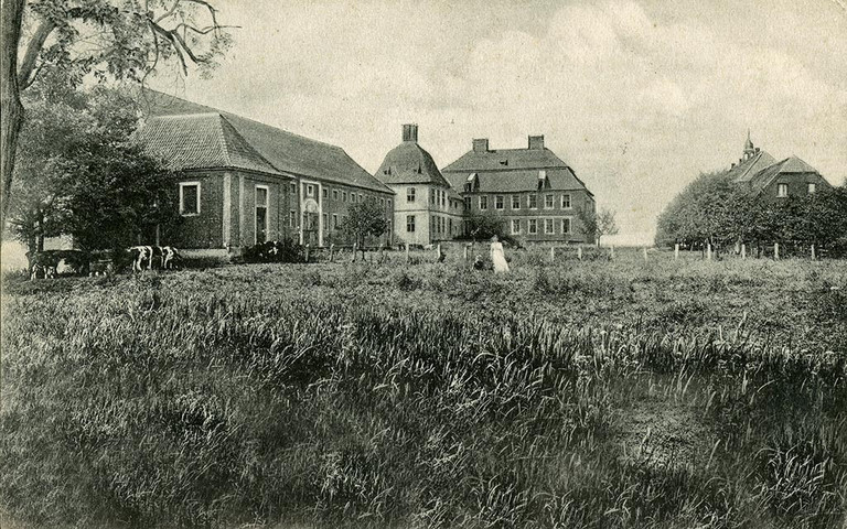 Blick auf den Marstall und das Hauptgebäude von Schloss Oberwerries, um 1925