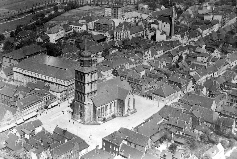 Blick auf den Marktplatz mit Pauluskirche, um 1930