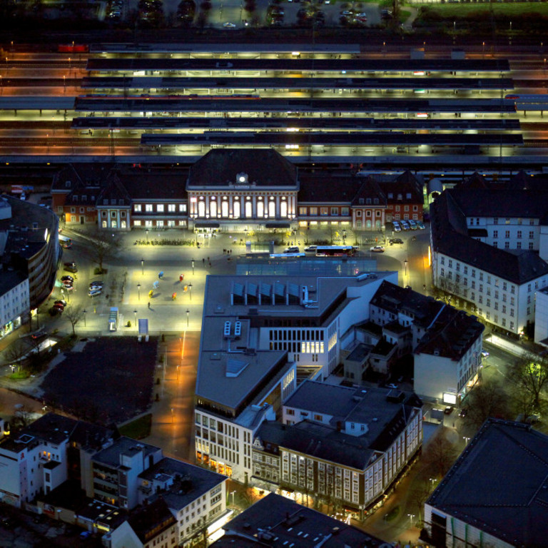 Luftbild: Hauptbahnhof und Heinrich-von-Kleist-Forum bei Nacht