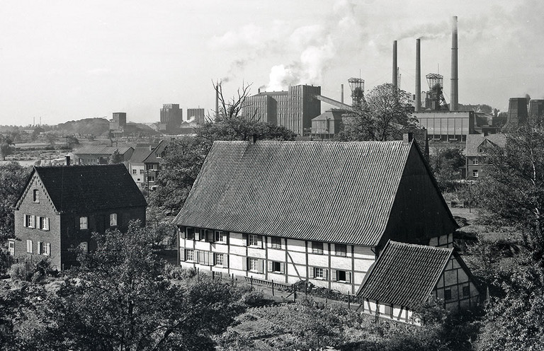 Blick auf den Brokhof in den 1960er-Jahren mit der Zeche Sachsen im Hintergrund 