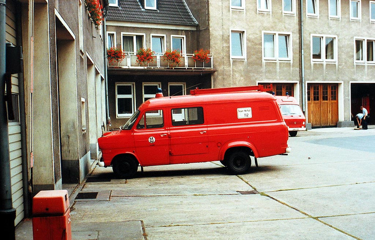 Innenhof der Feuerwache Sedanstraße mit einem Feuerwehrauto