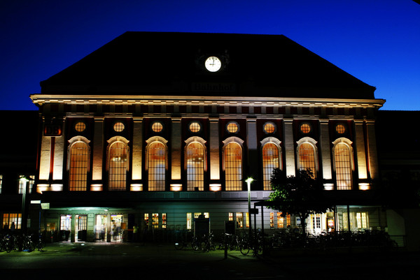 Der Bahnhof bei Nacht