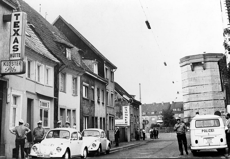 Mehrere Polizeiautos vor einem Gebäude in der Widumstraße in den 1960er Jahren