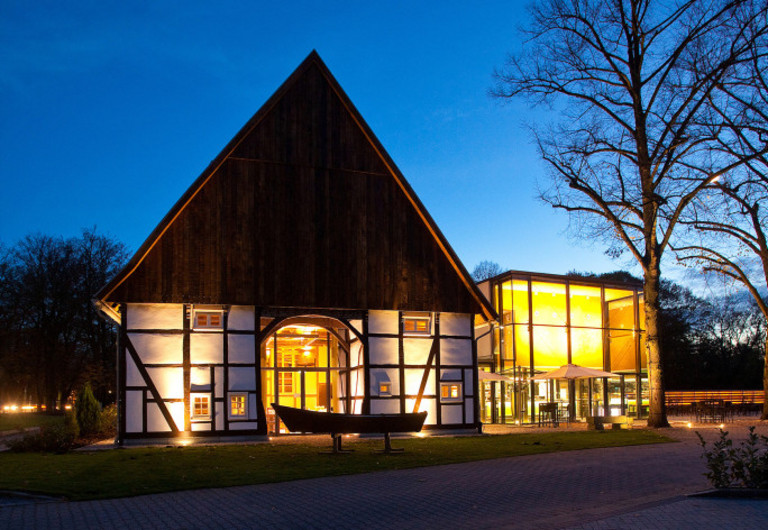 Das Alte Fährhaus (ehemalige Stadtgärtnerei) nach seiner Renovierung am Abend