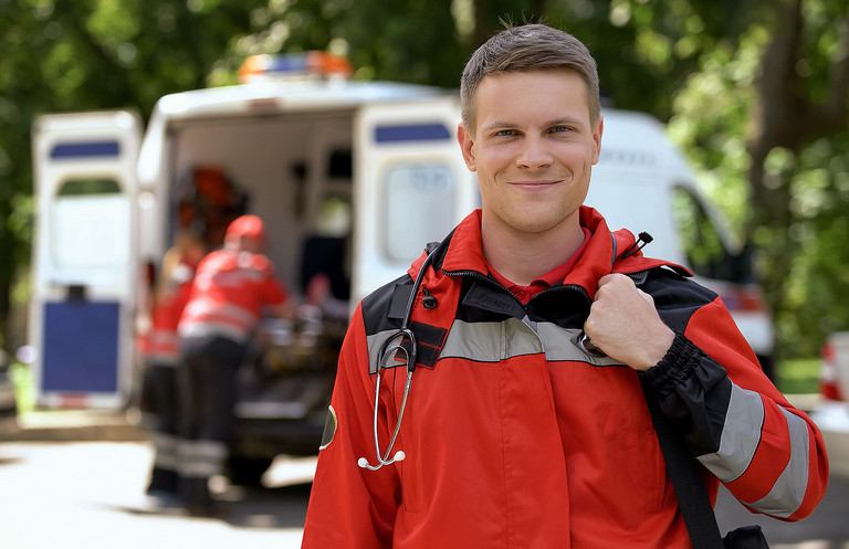 Ein Rettungssanitäter vor einem Rettungswagen