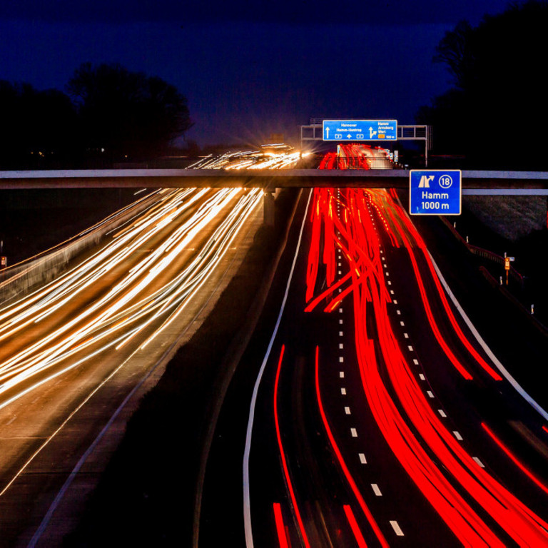 Nachtaufnahme der Autobahn A2 Richtung Hannover