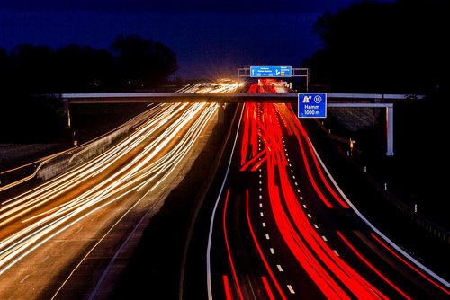 Nachtaufnahme der Autobahn A2 Richtung Hannover