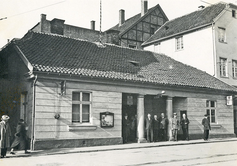 Die ehemalige Hauptwache am Markt neben dem alten Rathaus in den 1930er-Jahren