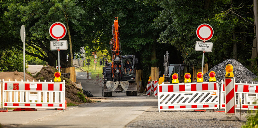 Straßenabsperrung an einer Baustelle auf der Fährstraße