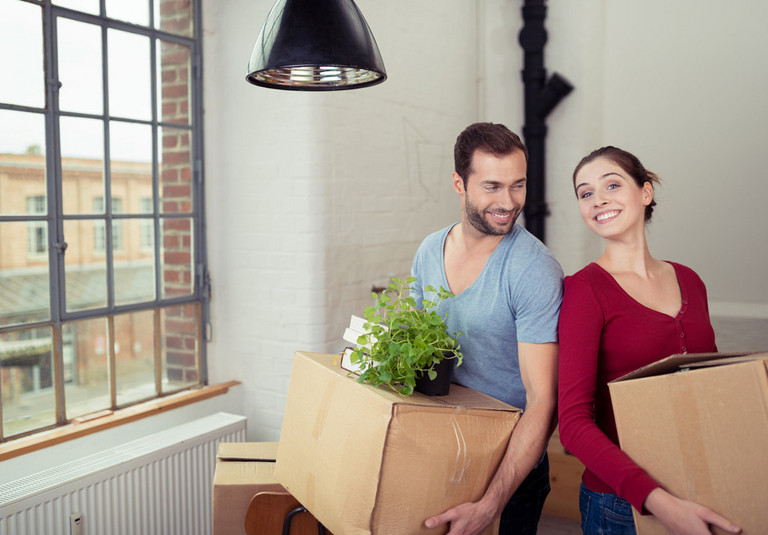 modernes Paar zieht in eine neue Wohnung