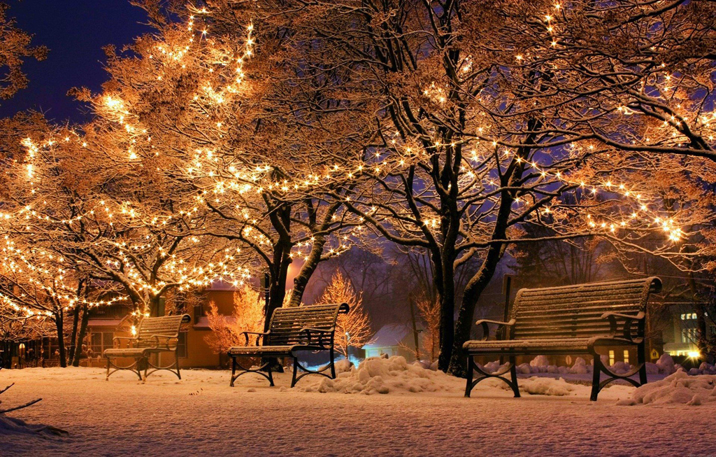 Park im Schnee mit Lichterkugeln