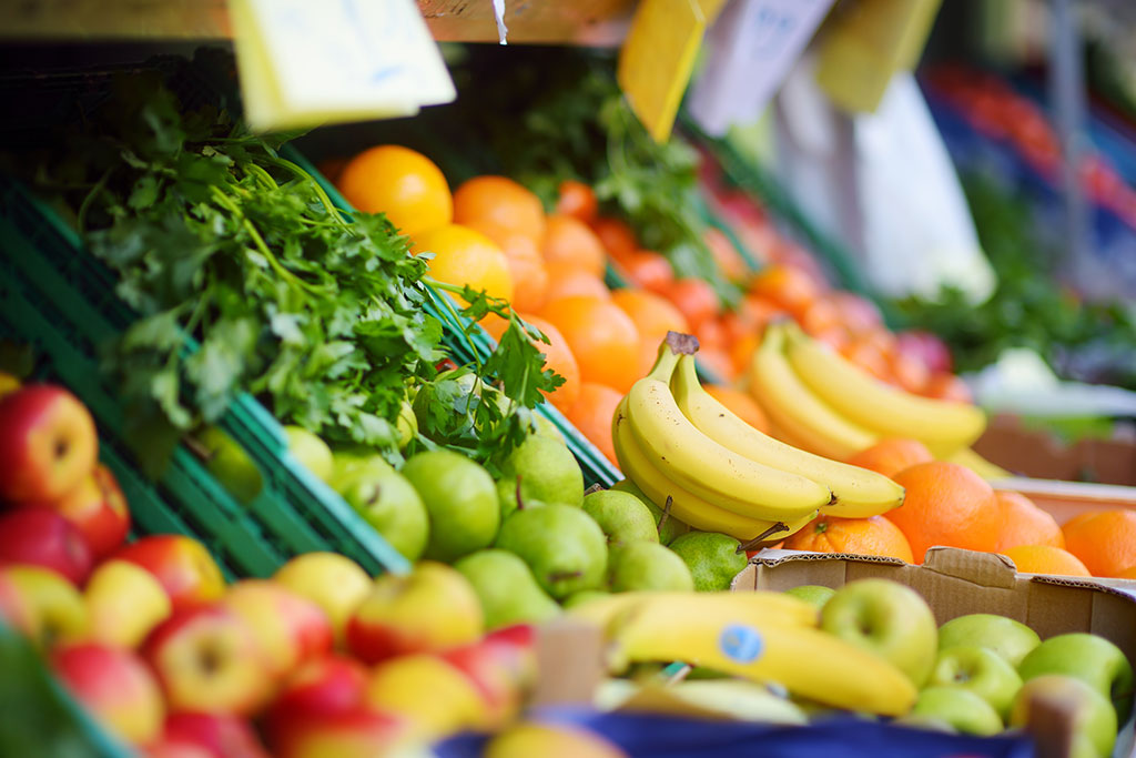 Frisches, gesundes Bio-Obst und -Gemüse auf einem Markt