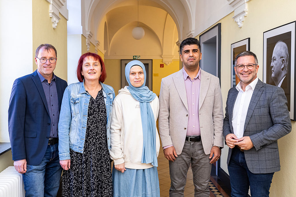 OB Marc Herter mit einigen Personen im Rathaus