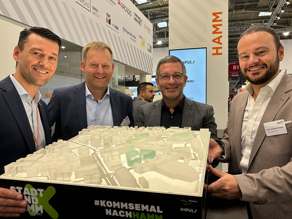 Franz Venker (Green Roof/Heckmann), Stadtbaurat Andreas Mentz, OB Marc Herter und Simon Schneider (Green Roof/Hugo Schneider; von links) stellten die Pläne für das Kaufhof-Gelände vor