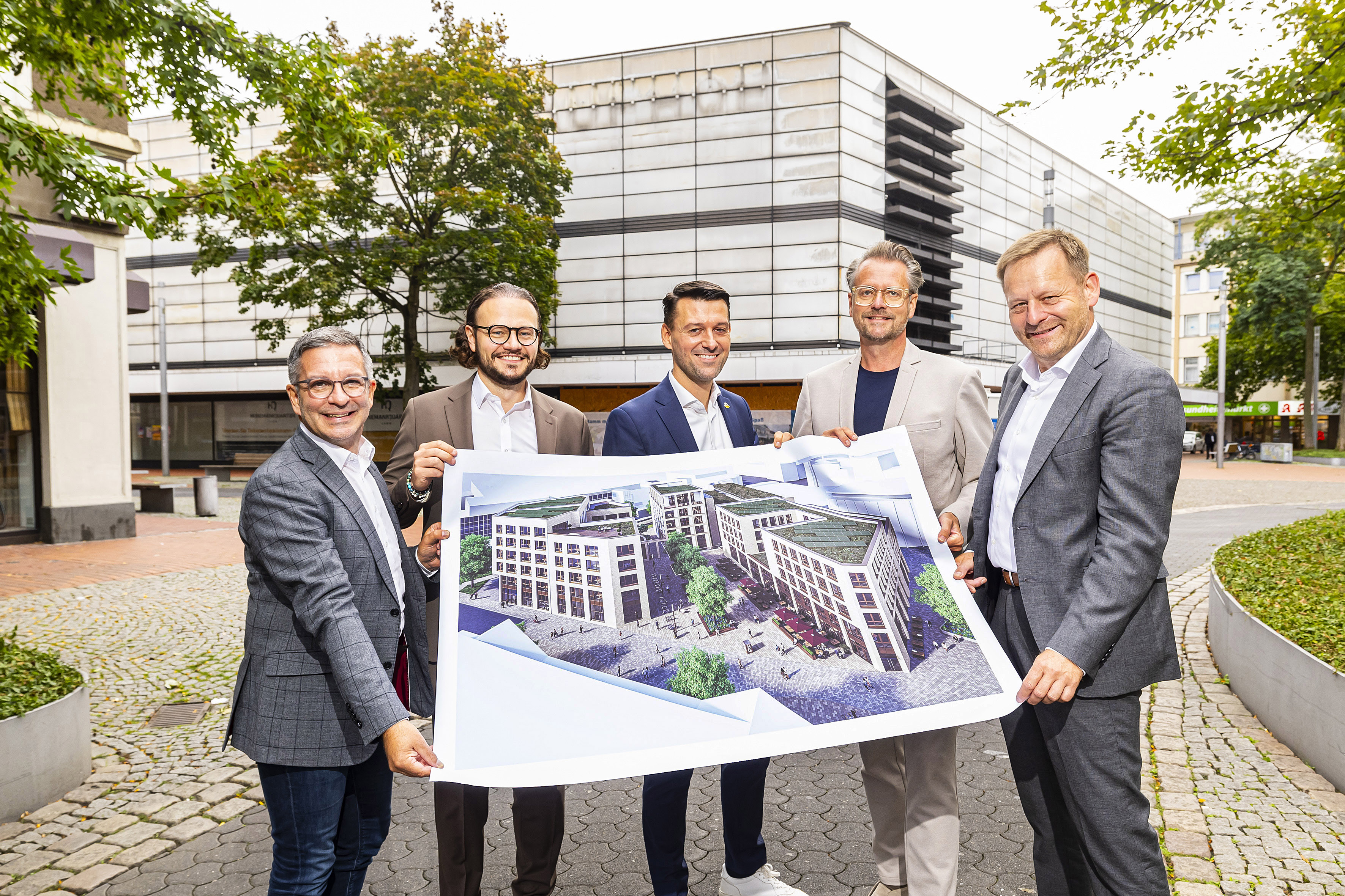 v.l.n.r.: Oberbürgermeister Marc Herter, Investoren Simon Schneider und Franz Venker (Green Roof), Architekt Volker Pahmeyer und Baudezernent Andreas Mentz stellten die Pläne für das Heinemann Quartier vor.