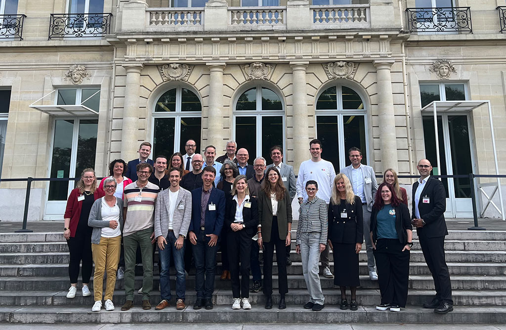 Eine Gruppe von Personen am OECD Headquarter in Paris 