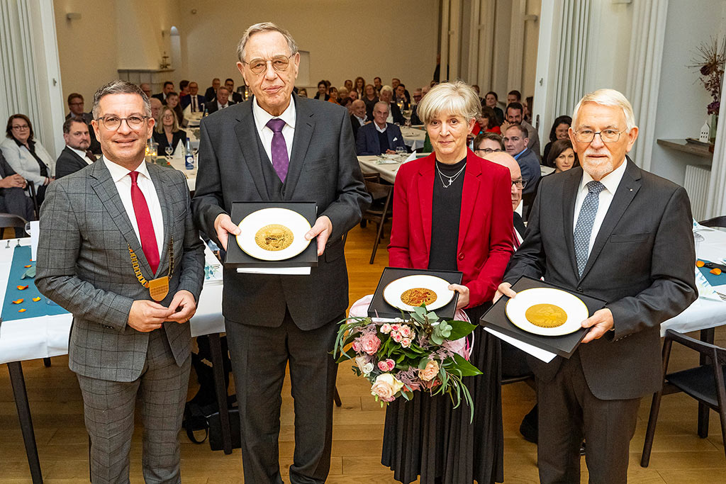 Oberbürgermeister Marc Herter überreicht den Wappenteller der Stadt Hamm an Norwin Wegner, Ingeborg Hesse und Dr. Richard Salomon.