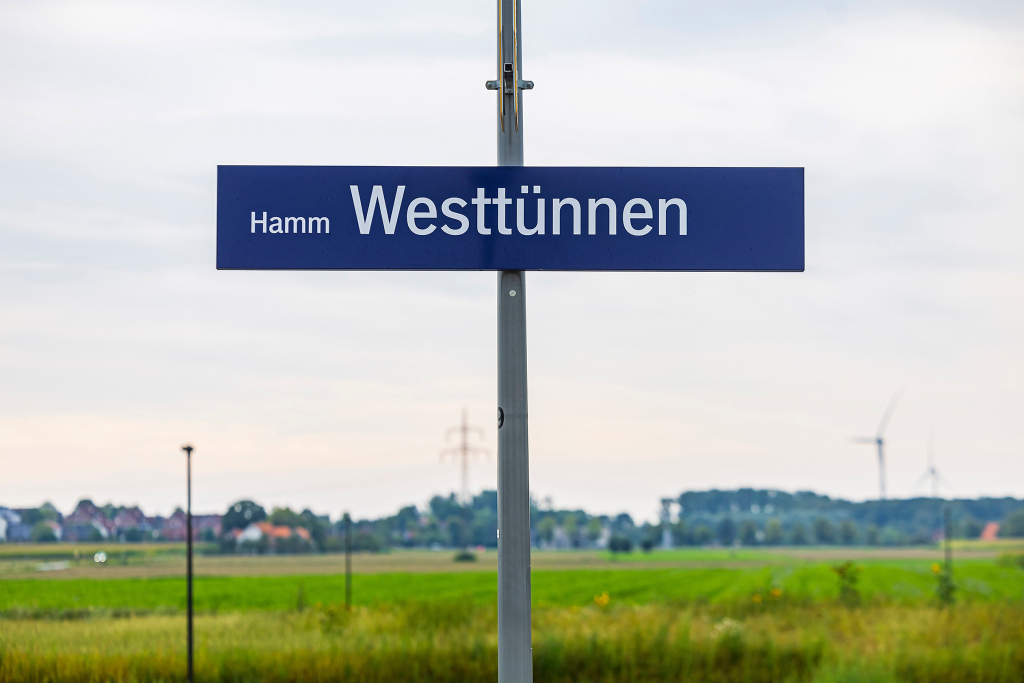 Ein Schild am DB-Haltepunkt Westtünnen mit der Aufschrift ''Hamm-Westtünnen''