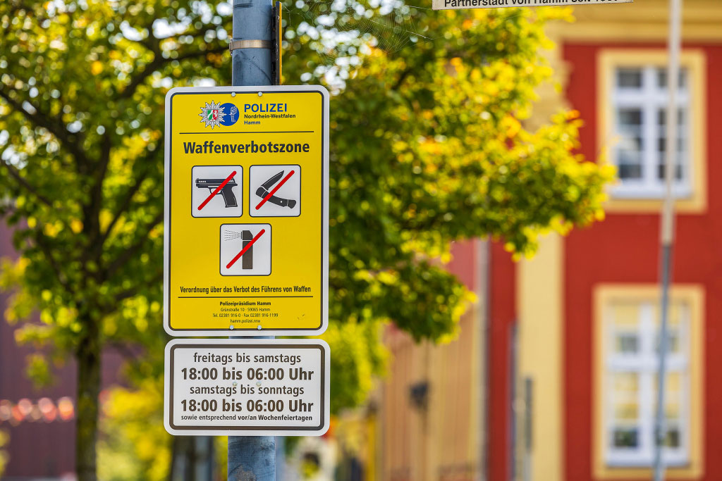 Schild der Polizei: Waffenverbotszone